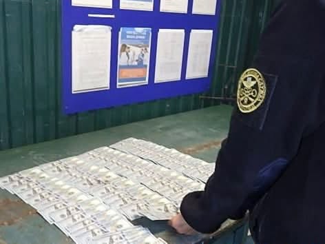 У чоловіка на кордоні вінницькі митники виявили незадекларовану валюту