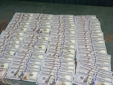 У чоловіка на кордоні вінницькі митники виявили незадекларовану валюту