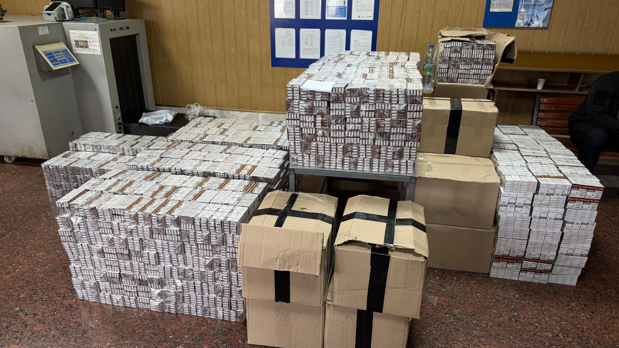 На Вінниччині прикордонники виявили контрабанду серед вантажу меблів