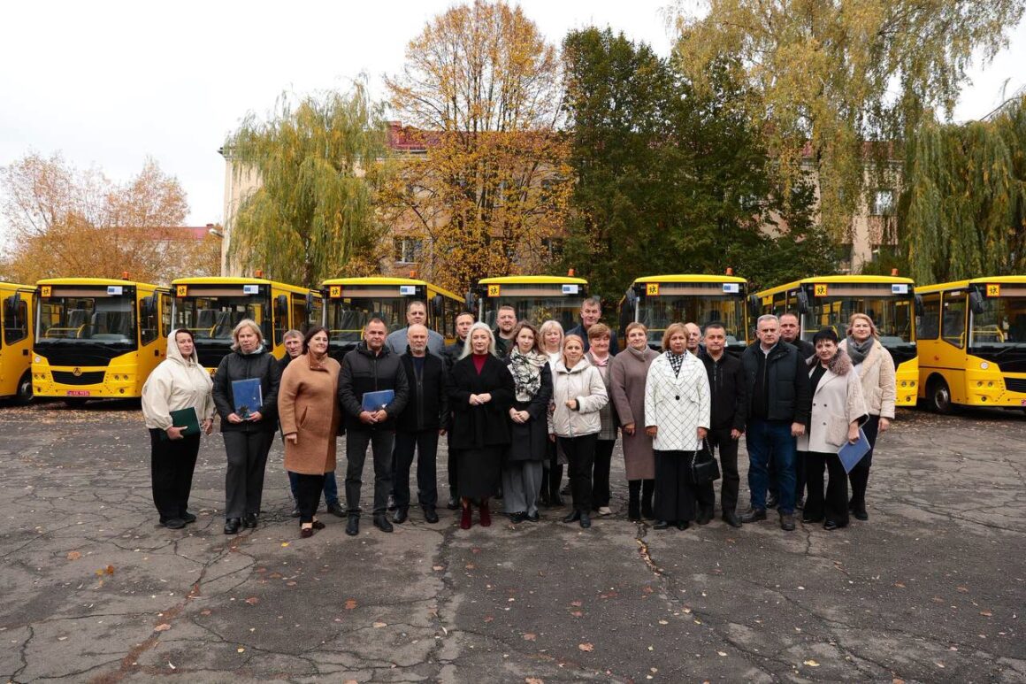 Нові шкільні автобуси передали дев’ятьом громадам Вінниччини