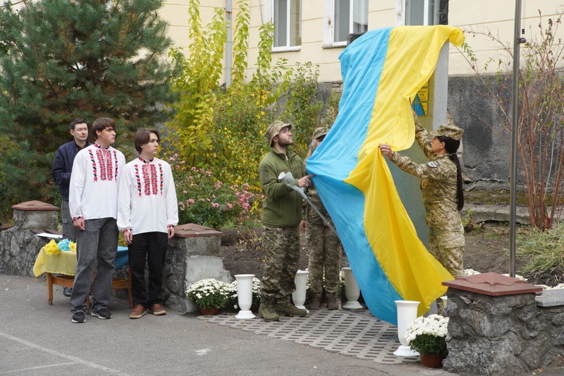 Біля вінницького технічного ліцею відкрили пам’ятник загиблим випускникам. Фото