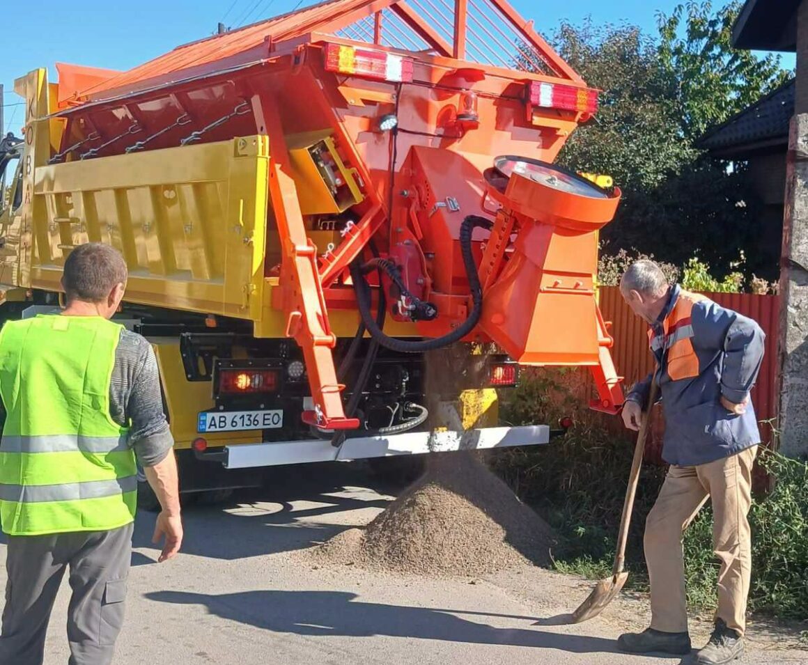 У Вінниці почали розвозити посипну суміш на майданчики в приватному секторі