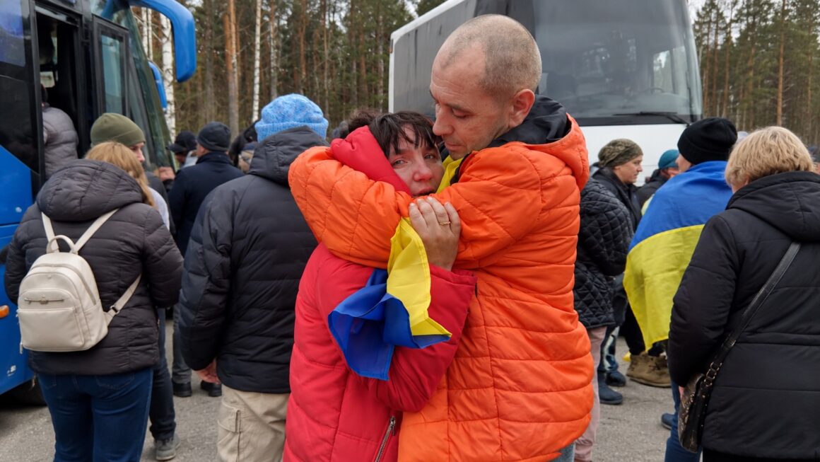 Пережили обстріли та атаки дронів: з окупованих Олешок вивезли цивільних