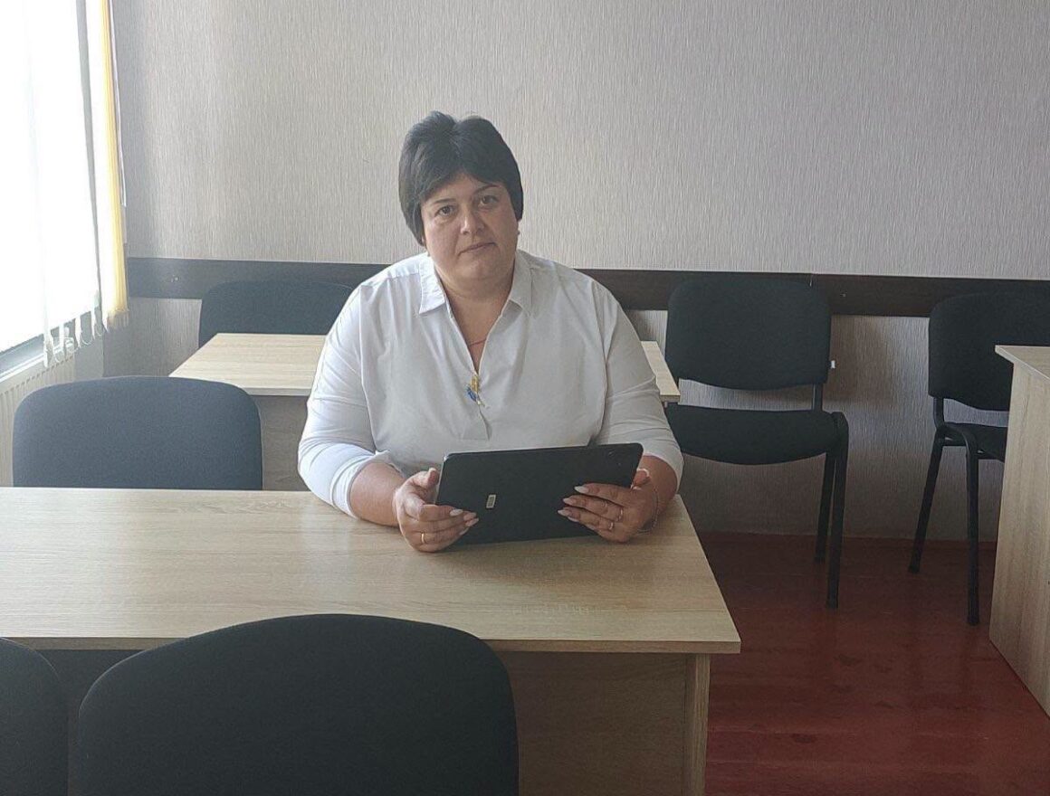 Переможниця конкурсу «Професійне зростання» з Теплика використовує новий гаджет у роботі