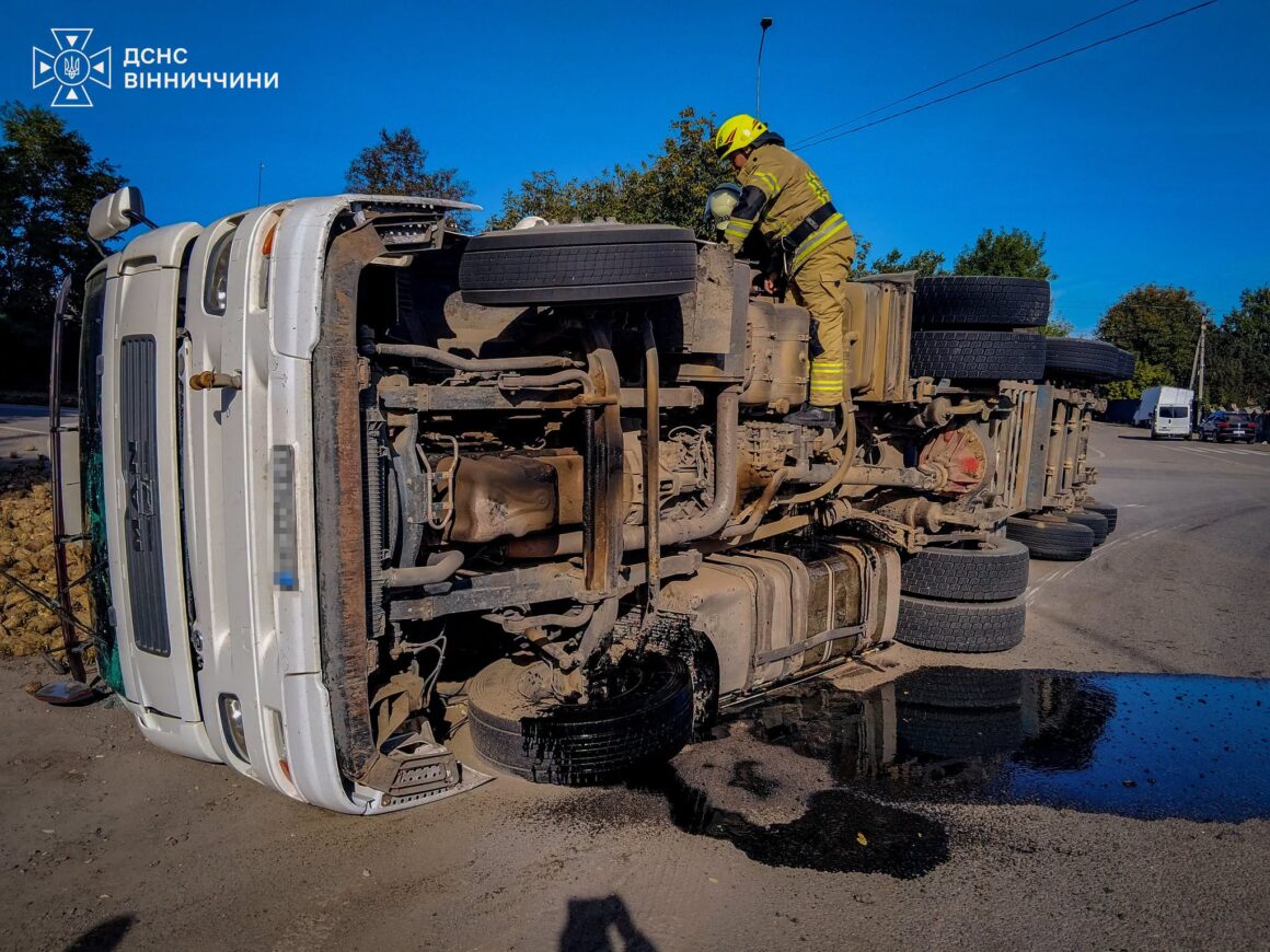 Під час аварії вантажівки на Вінниччині на дорогу вилилося пальне