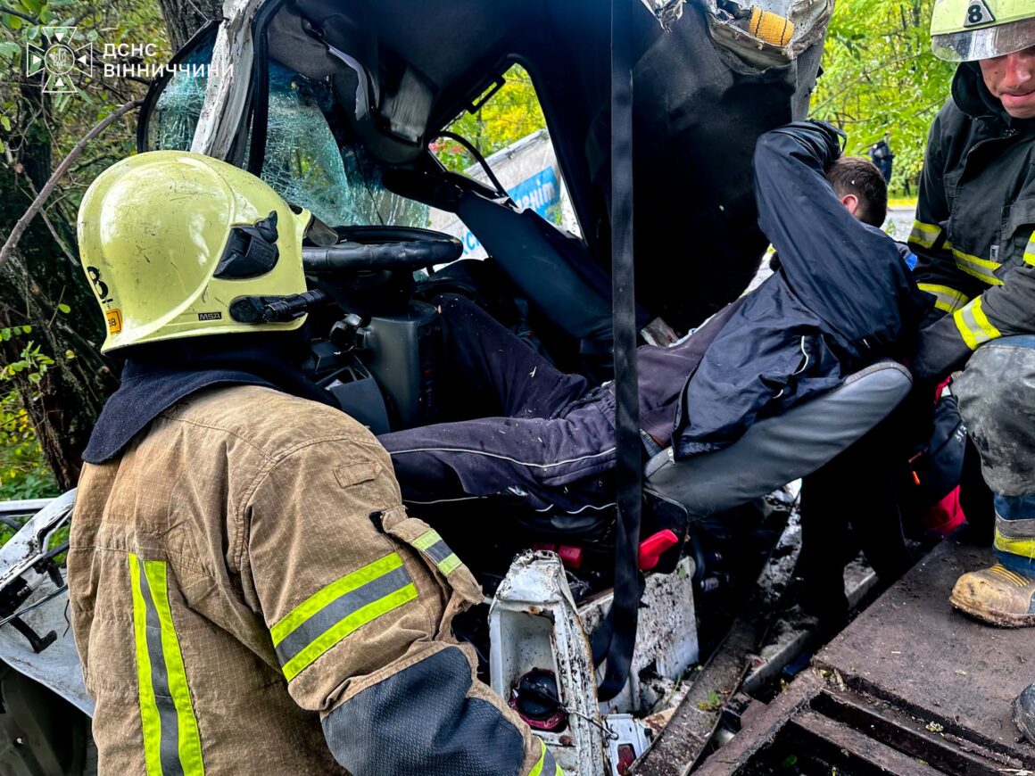 У Вінницькій області вантажівка врізалась в дерево