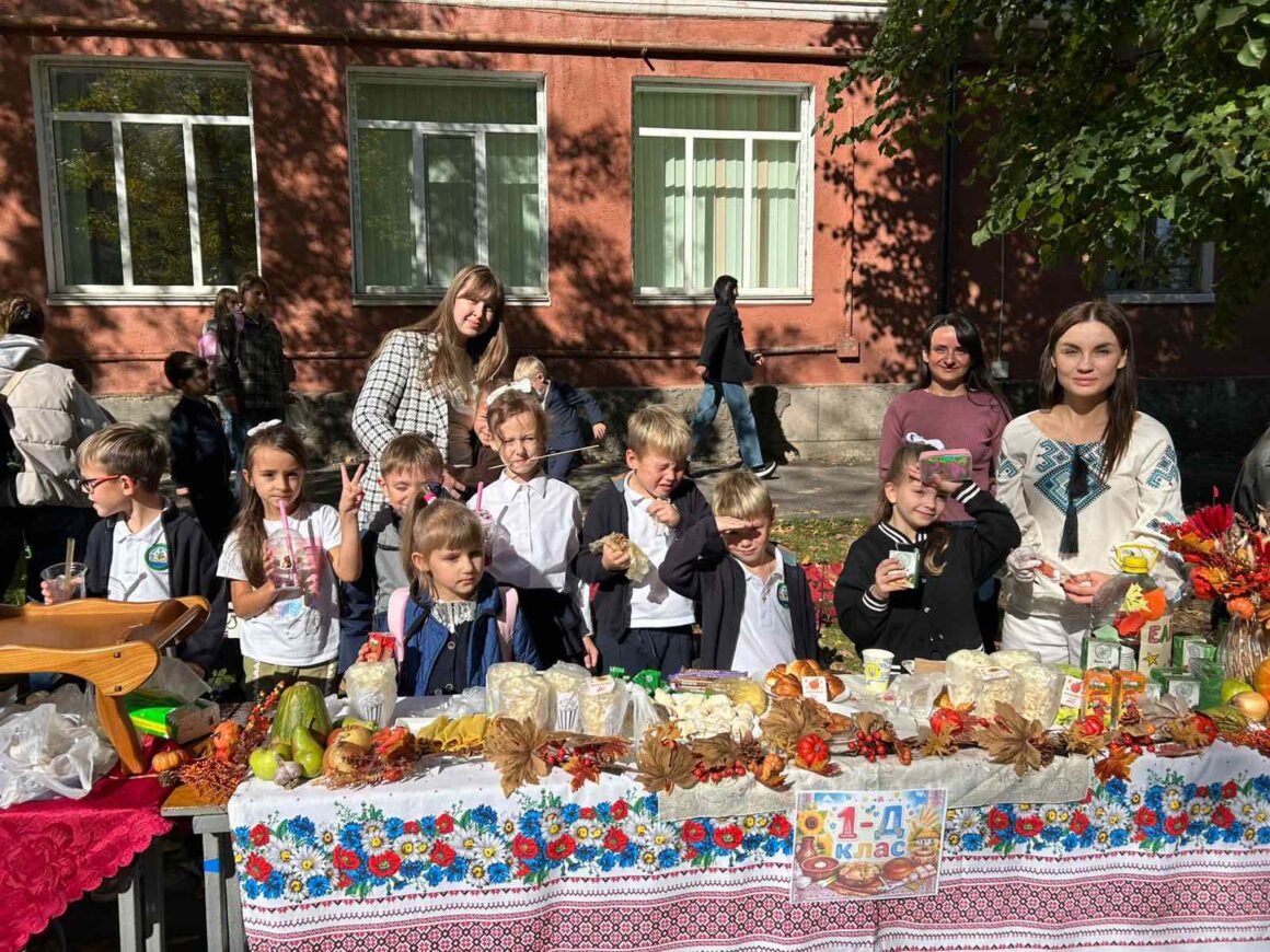У вінницькому ліцеї провели ярмарок «Українська осінь»  на підтримку ЗСУ
