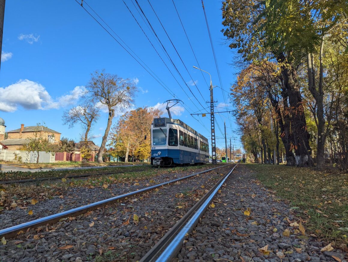 Вінницькі транспортники розказали, навіщо посипають восени трамвайні рейки піском