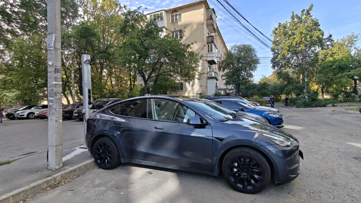 Перші міські зарядні станції для електромобілів встановили у Вінниці