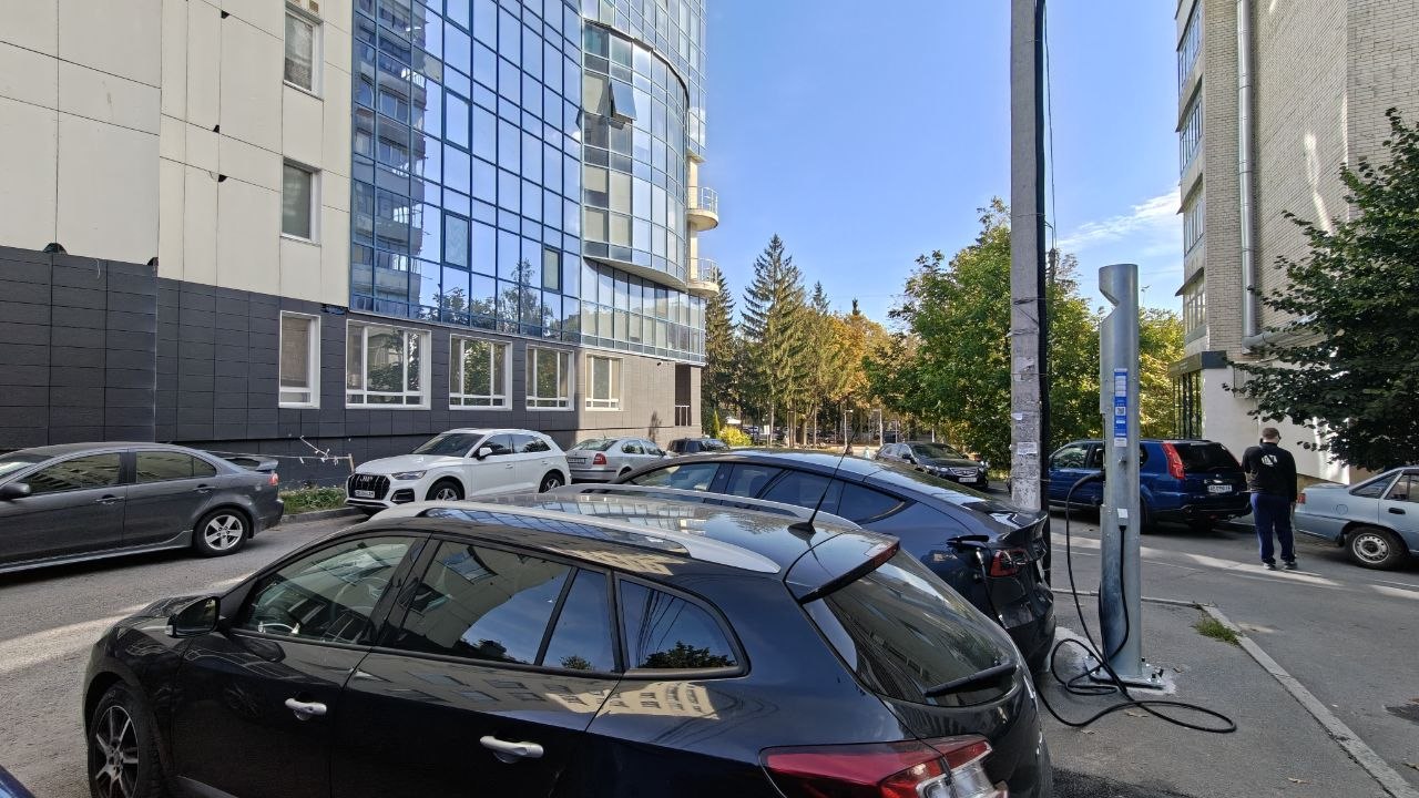 Перші міські зарядні станції для електромобілів встановили у Вінниці