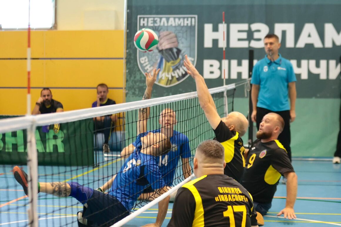 У Вінниці провели відкритий чемпіонат області з волейболу сидячи серед ветеранів та ветеранок