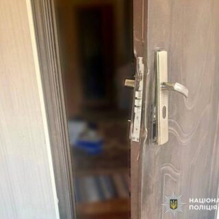 Пошкодив двері.